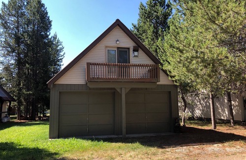 Island Park Apartment | Evergreen Escape * Free Trash Disposal, 1Bedroom, Sleeps 3 Wifi, Bbq Grill- 35 Mins to Yellowstone