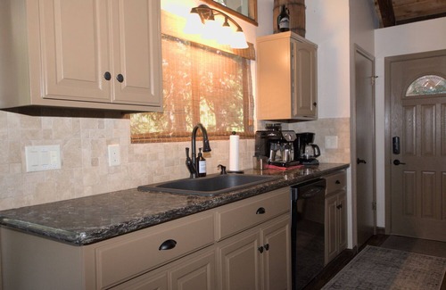 Dorrington Cabin | Evergreen Pinecone Cottage Hot Tub Firepit, Espresso, Couples Love It!