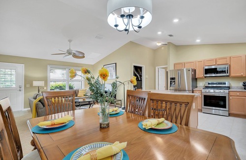 The Villages House | Everything! 3/2, FREE golf & 4-seat cart, Resident passes, pets, Lake Sumter Sq.