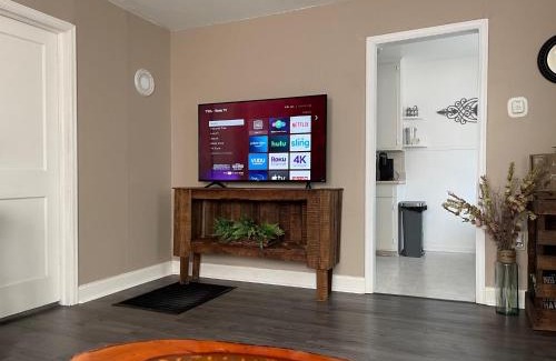 Wichita Apartment | Everything you need - 1 BR 1 BA WIFI SMART TV QN Bed Coffee