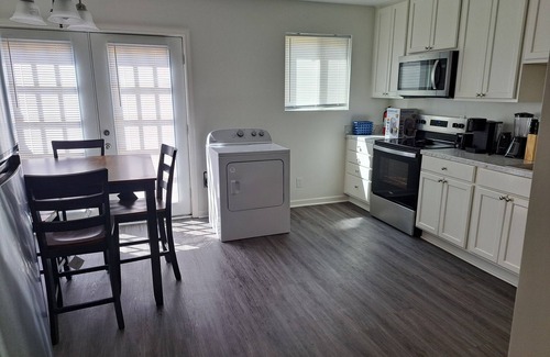 Albany Condo | Everything You Need and More 2-br condo in Albany with WiFi, AC. Enjoy your stay