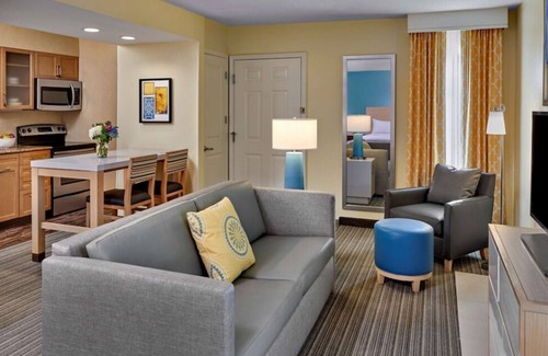 Sharonville House | Excellent Amenities! Full Kitchen, Pool, FREE Parking and Grab-&-Go Breakfast!