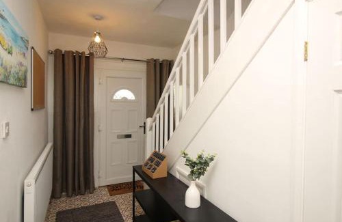 Scunthorpe House | Exceptional 3 Bed, Great Location in Ashby Ideal for Travellers, Short Holiday Stays And Contractors