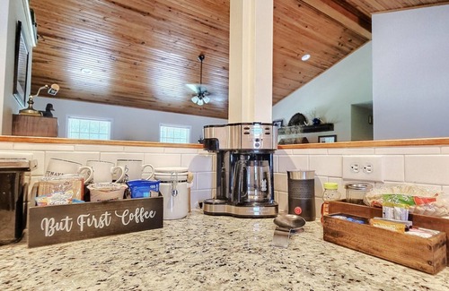 Cadiz House | Exceptional Home! Near Lake Barkley, King bed, fenced yard, extra living spaces.