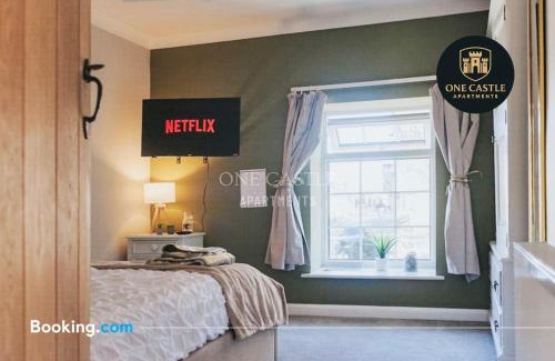 Spofforth Apartment | Exclusive Deals l Last-Minute Specials l Free Parking I Short term Booking l Garden I Sleeps Up to 6 l 3 Bed & 2 Bath I One Castle Apartments Short-lets and Serviced Accommodation