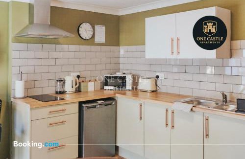 Spofforth Apartment | Exclusive Deals l Last-Minute Specials l Free Parking I Short term Booking l Garden I Sleeps Up to 6 l 3 Bed & 2 Bath I One Castle Apartments Short-lets and Serviced Accommodation