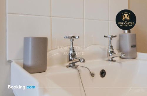 Spofforth Apartment | Exclusive Deals l Last-Minute Specials l Free Parking I Short term Booking l Garden I Sleeps Up to 6 l 3 Bed & 2 Bath I One Castle Apartments Short-lets and Serviced Accommodation