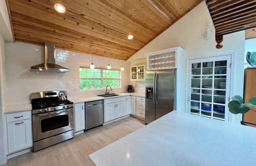 Powers Lake Villa | EXCLUSIVE LAKEFRONT with beach, beach house, piers, trampoline + sister villa