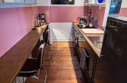 Lubeck City Centre Condo | Excusive old building DG 80m² center within walking distance, 2 bedrooms, fireplace, XXL sofa