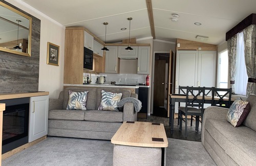 Walton on the Naze House | Exec Spec Holiday Home 5 minute walk from sandy beach