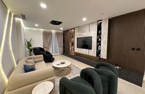 Blue Area Apartment | Executive Escape's 2-Bedroom Suite, Massage Chair, Mountain View, F-7