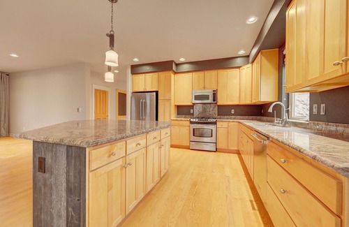 Lyons House | Executive house with stunning views walking distance to downtown