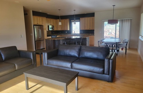 Lyons House | Executive house with stunning views walking distance to downtown