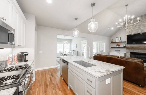 Broken Arrow House | Executive Stay, Modern Farmhouse Perfect Location. Garage Parking.
