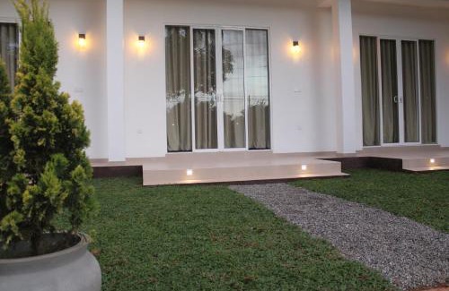 Dadugama House | Exin River Breeze Transit Hotel - Katunayake