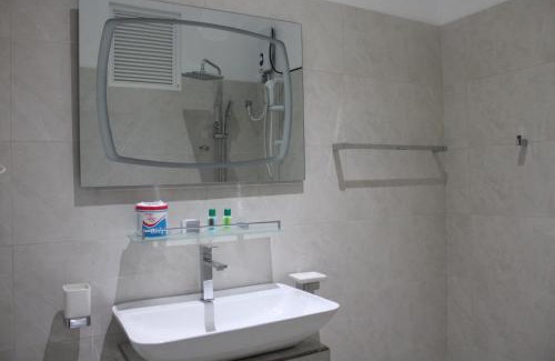 Dadugama House | Exin River Breeze Transit Hotel - Katunayake