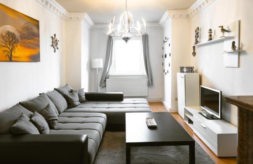 Goethestraße Apartment | Exklusives Apartment im historischen Wohnhaus mit Kamin, Bad & viel Platz