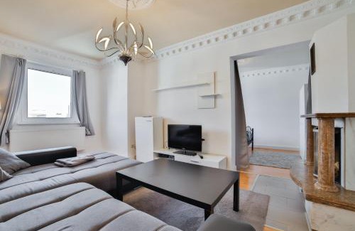 Goethestraße Apartment | Exklusives Apartment im historischen Wohnhaus mit Kamin, Bad & viel Platz