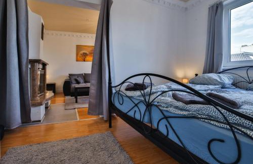 Goethestraße Apartment | Exklusives Apartment im historischen Wohnhaus mit Kamin, Bad & viel Platz