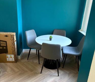 Openshaw House | Exotic 4BD - Etihad, Coop Arena - Outdoor Dinning