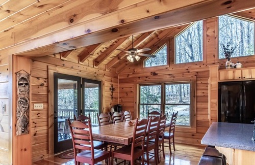 Jacksboro Cabin | Expansive Lake Front Log Cabin/Easy Walk to Private!