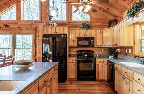 Jacksboro Cabin | Expansive Lake Front Log Cabin/Easy Walk to Private!