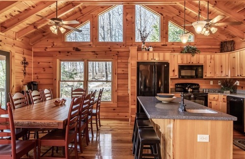 Jacksboro Cabin | Expansive Lake Front Log Cabin/Easy Walk to Private!