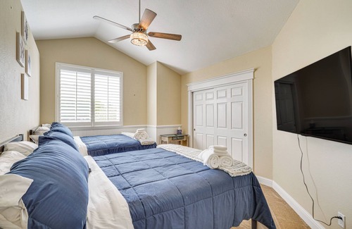 Tracy House | Expansive Tracy Home w/Patio & Fire Pit!