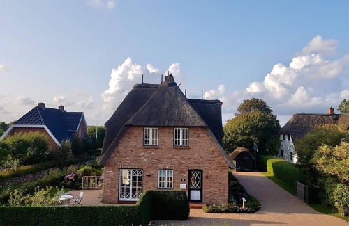 Midlum House | "Experience a relaxing vacation at Jettes Hus - your retreat in Midlum!"