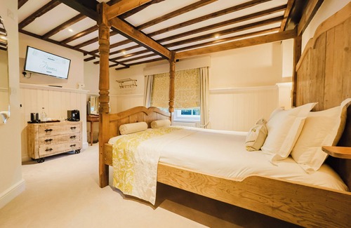 Birchington Hotel | Experience boutique comfort above The Powell pub in Birchington. Stylish en-suite rooms, luxury touches, and a vibrant pub below—perfect for business, couples, or families. Book your coastal escape today!