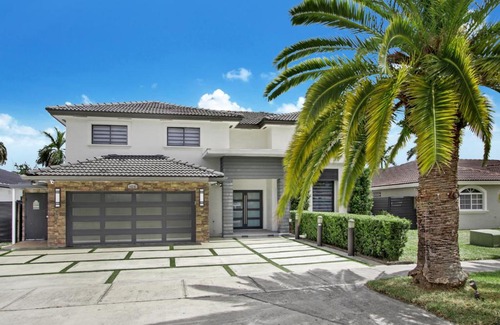 Richmond West House | Experience Miami's Bongo's House Private Pool and Game Room Luxury Rental L54