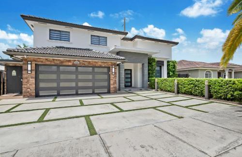 Richmond West House | Experience Miami's Bongo's House Private Pool and Game Room Luxury Rental L54