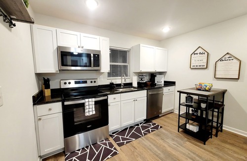 Hanahan Apartment | Experience the Difference Best Cozy Studio in Town! Parking/Washer/Dryer onsite.