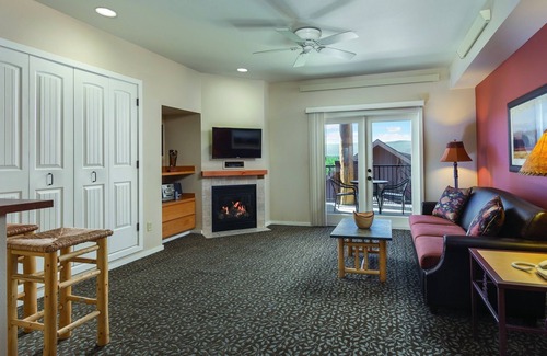 West Yellowstone Resort | Experience true nature and wildlife up close!