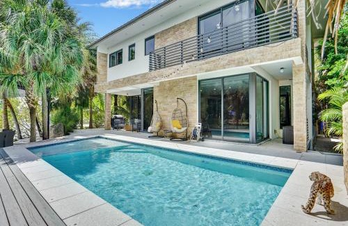 Northeast Miami Villa | Experience Warmth & Comfort in our Stylish Balinese Waterfront Home