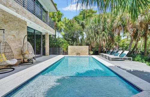 Northeast Miami Villa | Experience Warmth & Comfort in our Stylish Balinese Waterfront Home