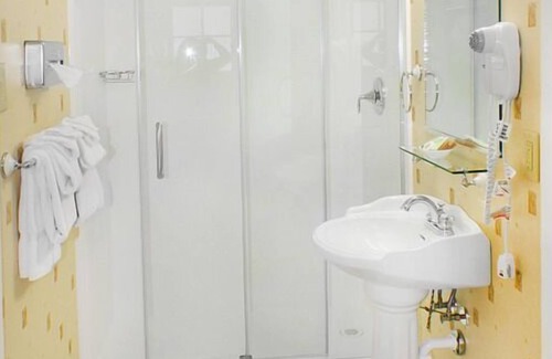 Cody House | Explore History! 3 Great Units, Outdoor Pool, FREE Parking and Airport Shuttle!