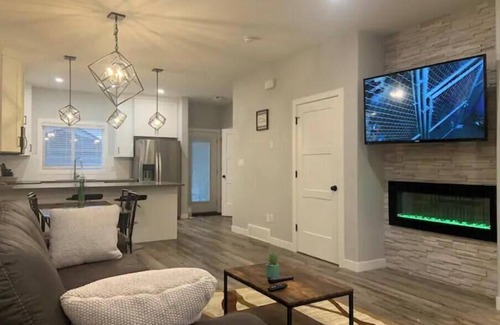 Regina House | Exquisite 3 BR Villa with Double Garage-King Bed