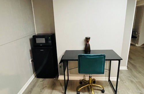 Glenview House | Exquisite Getaway Basement Suite in Serene Glenview