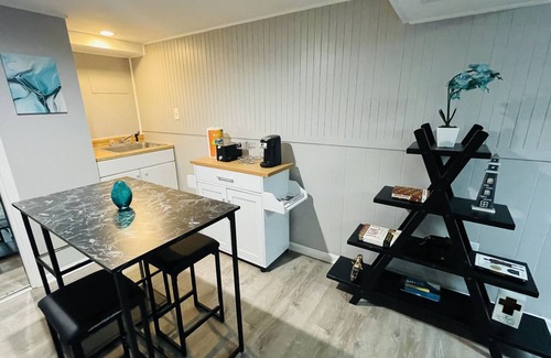 Glenview House | Exquisite Getaway Basement Suite in Serene Glenview