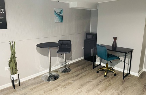 Glenview House | Exquisite Getaway Basement Suite in Serene Glenview