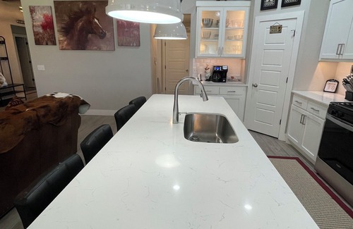 Wheatland House | Exquisite Rustic & Serene Lovely Home! Close to Yukon, Mustang, and Airport