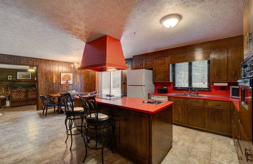 Valdese House | Extended family getaway, executive retreats, events