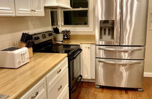 Wooded Estates House | *EXTRA CLEAN*Renovated 2019 + Brand New Furniture! Open Plan & Short Walk to ND!