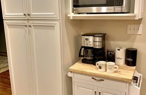 Wooded Estates House | *EXTRA CLEAN*Renovated 2019 + Brand New Furniture! Open Plan & Short Walk to ND!