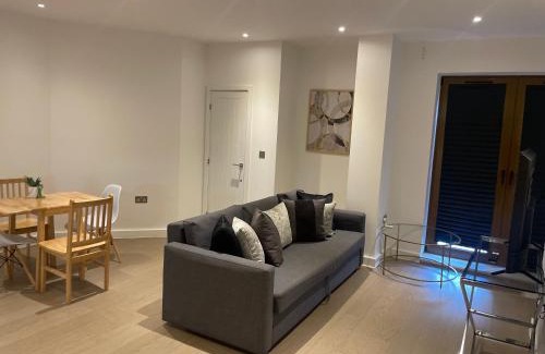 St Albans Apartment | Extra large spacious 1 Bedroom private apartment, Nr St Albans City Station, Business, contractor, Parking, WiFi