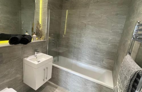 St Albans Apartment | Extra large spacious 1 Bedroom private apartment, Nr St Albans City Station, Business, contractor, Parking, WiFi