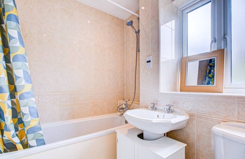 Ipswich House | Extra Large Unit With Own Bathroom + Parking