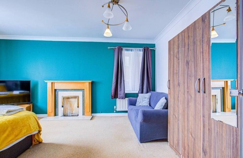 Ipswich House | Extra Large Unit With Own Bathroom + Parking