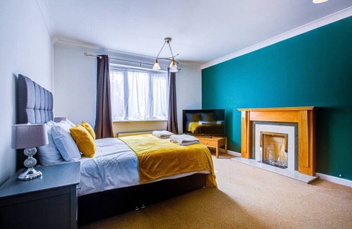 Ipswich House | Extra Large Unit With Own Bathroom + Parking